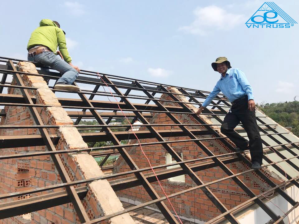 THAY VÌ KÈO SẮT HỘP BẰNG VÌ KÈO THÉP NHẸ VNTRUSS CHO KẾT CẤU MÁI THÁI LỢP NGÓI