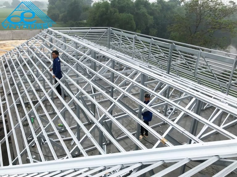 Thép VNTRUSS nhẹ - chống rỉ được dùng làm hệ khung đỡ ngói cho mái nhà.