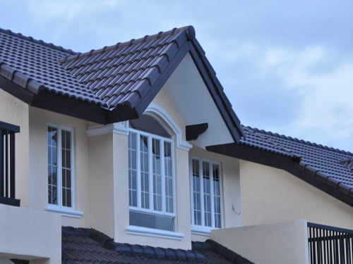 Mái ngói lợp bằng bê tông xanh tím mới lạ