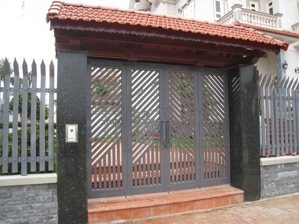 Cổng lợp ngói màu cam hay còn gọi là màu đất nung phù hợp với cổng hướng Tây nam hoặc Đông bắc, thuộc hành thổ.