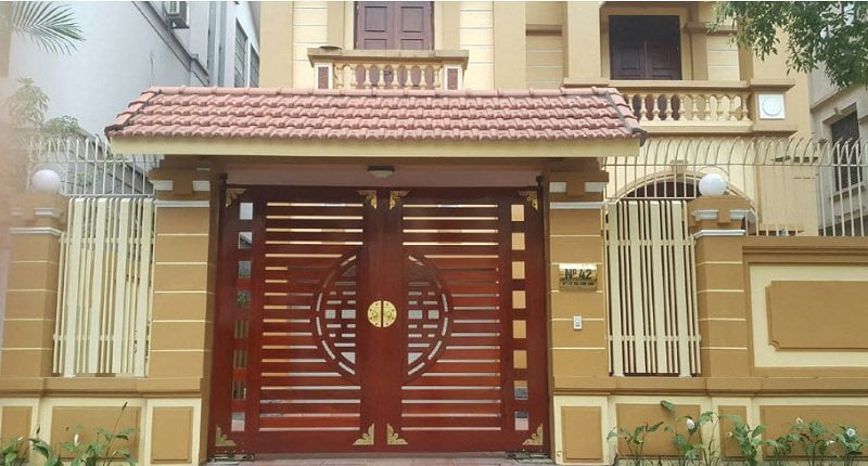 Cổng sắt giả gỗ lợp ngói