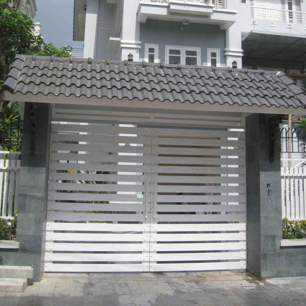 Mẫu cổng lợp ngói đẹp màu nâu cho hướng Tây và Tây bắc thuộc hành kim