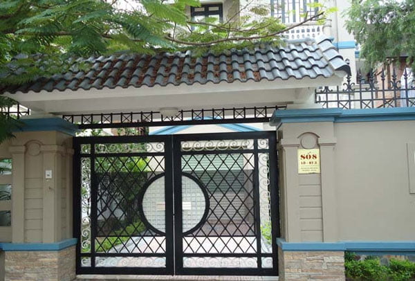 Cổng sắt lợp ngói giúp tăng độ kính đáo cho ngôi nhà