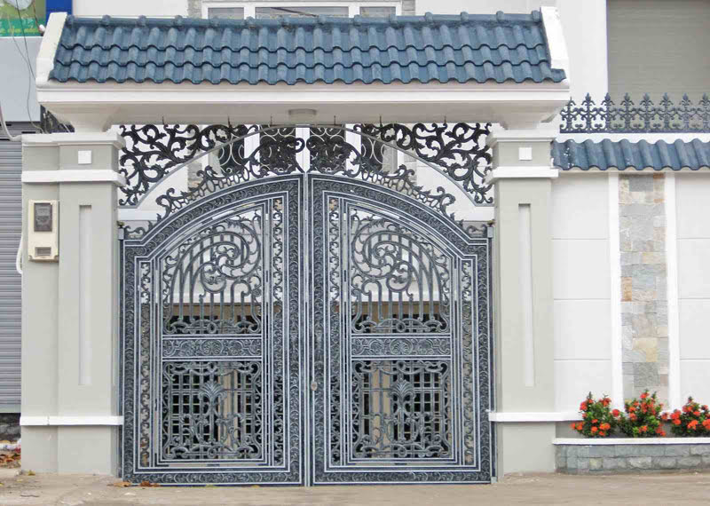 Mẫu cổng lợp mái đẹp màu xanh biển hợp hướng Bắc vì hướng Bắc thuộc hành thủy