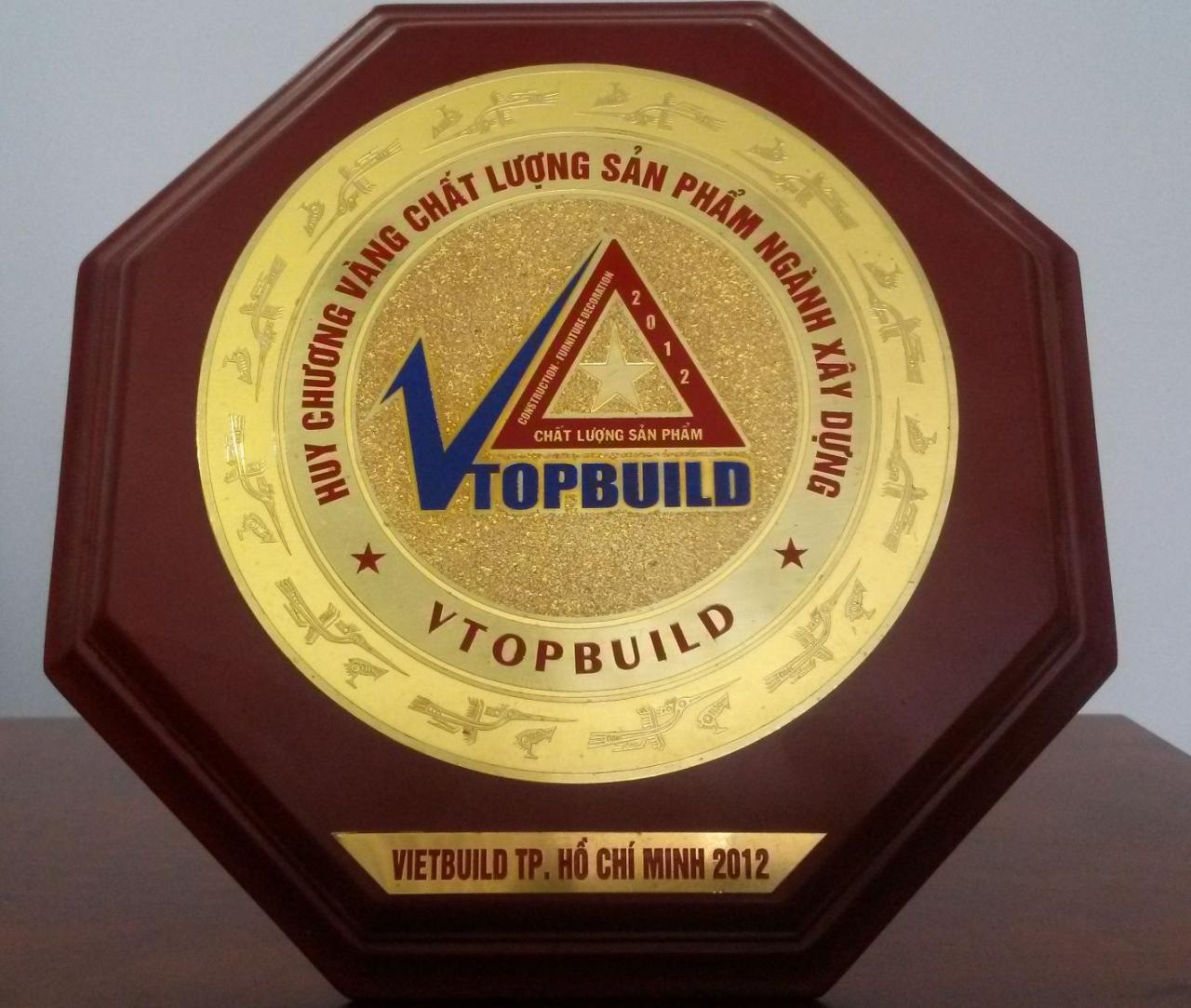 huy chuong vang khung gian thep sieu nhe chong ri lop ngoi