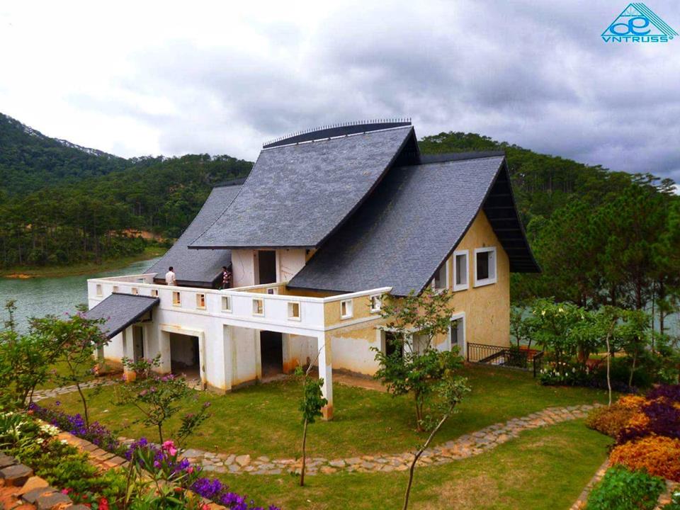 Kiểu mái nhà siêu ấn tượng từ kèo thép mạ VNTRUSS tại Làng Bình An – Đà Lạt