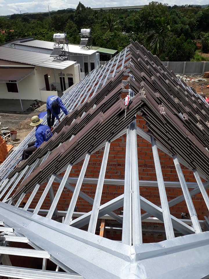 THI CÔNG MÁI NGÓI KHUNG KÈO THÉP SIÊU NHẸ VNTRUSS Ở BÌNH ĐỊNH THI CÔNG MÁI NGÓI KHUNG KÈO THÉP SIÊU NHẸ VNTRUSS Ở BÌNH ĐỊNH