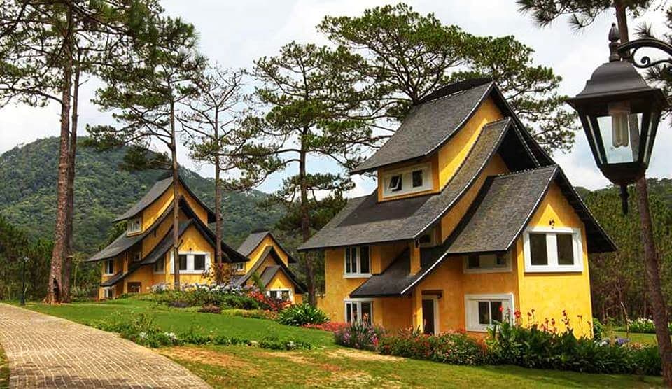 Nhà mái ngói 3 gian truyền thống đặt cạnh ngôi nhà hiện đại