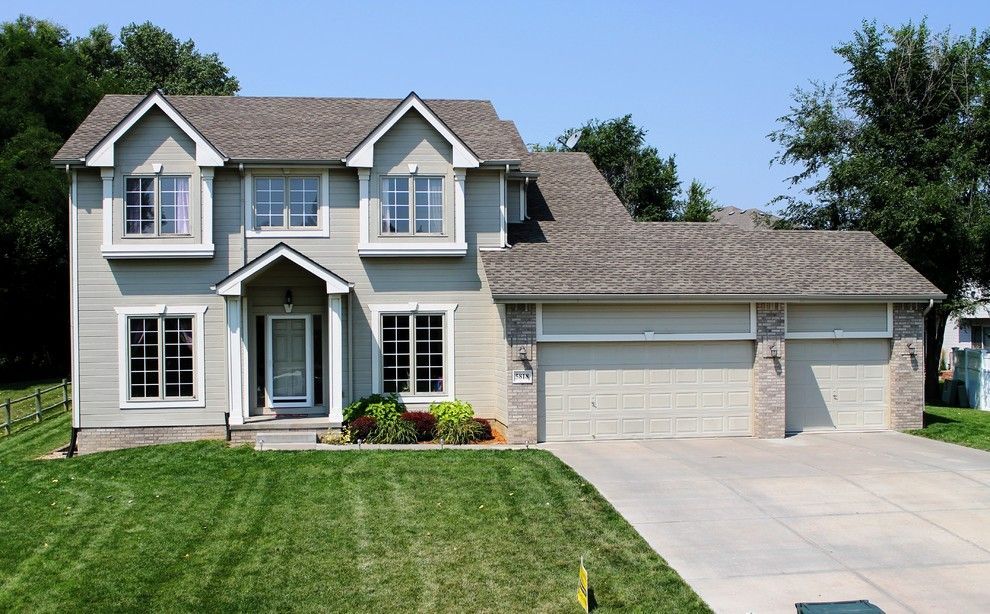 Tường nhà sơn màu kem kết hợp màu ngói xám tro