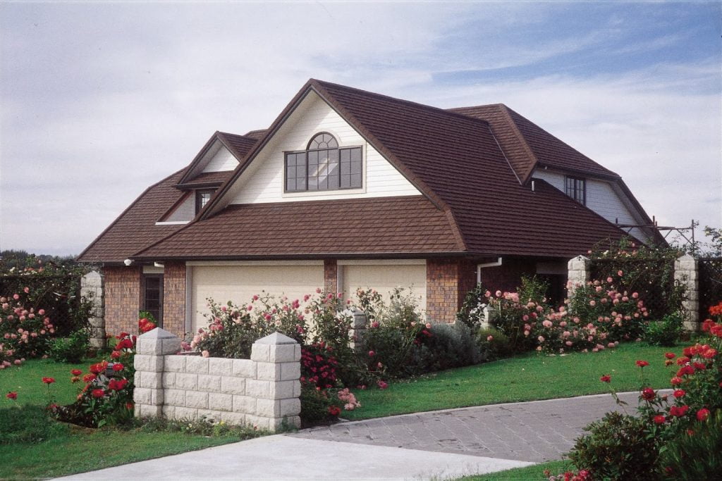 Nhà màu kem kết hợp mái ngói nâu, mang phong cách Châu Âu