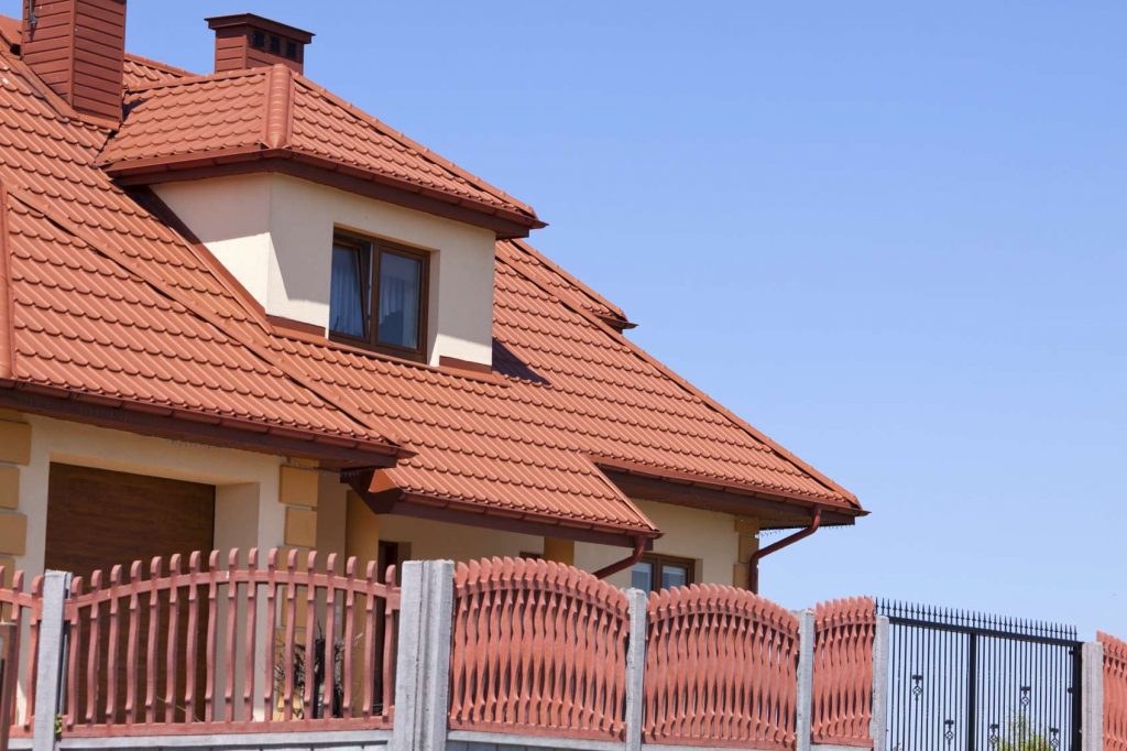 Màu ngói lợp đất nung phù hợp với ngôi nhà có lối kiến trúc cổ điển