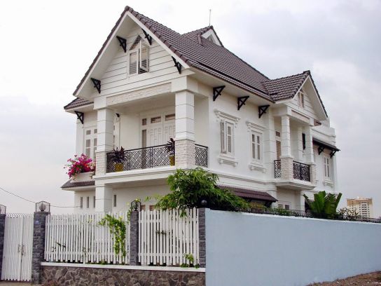 Mái ngói lợp bê tông màu ruốt hiện đại, sang trọng cho biệt thự