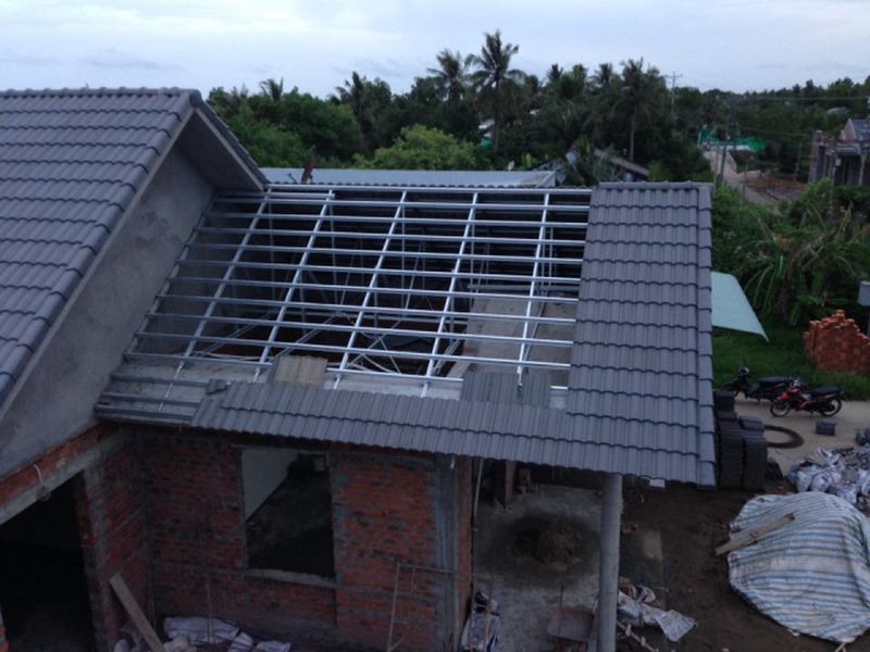 so sánh giá mái ngói và mái tôn