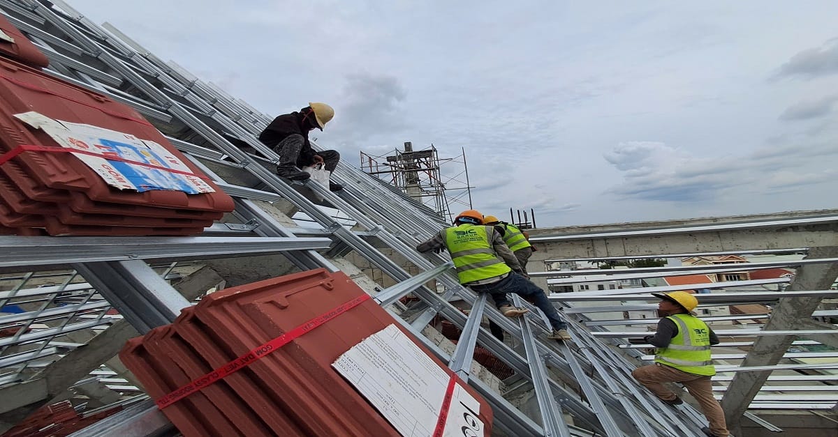 Loại ngói và độ dốc của mái sẽ ảnh hưởng đến khoảng cách lito