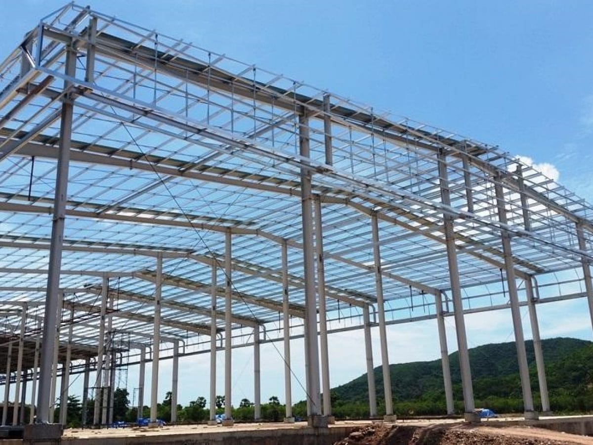 Cần lưu ý chọn loại thép phù hợp và thi công đúng kỹ thuật để đảm bảo độ bền cho vì kèo thép.
