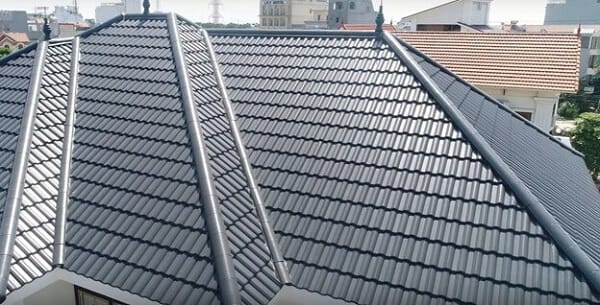 Lợp mái ngói Nhật có khả năng chống rêu mốc, ẩm, chống nước tốt