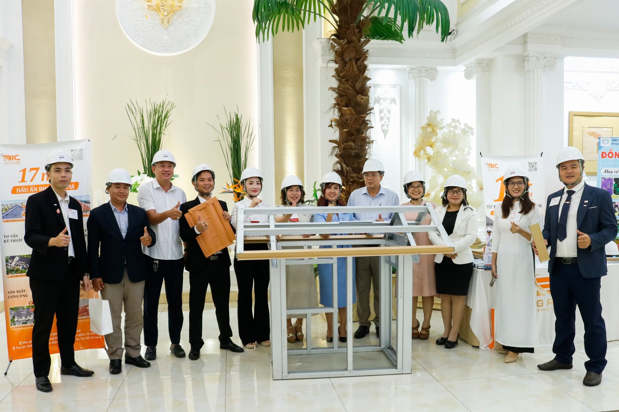 team xây dựng tại gian hàng khung kèo thép VNTRUSS