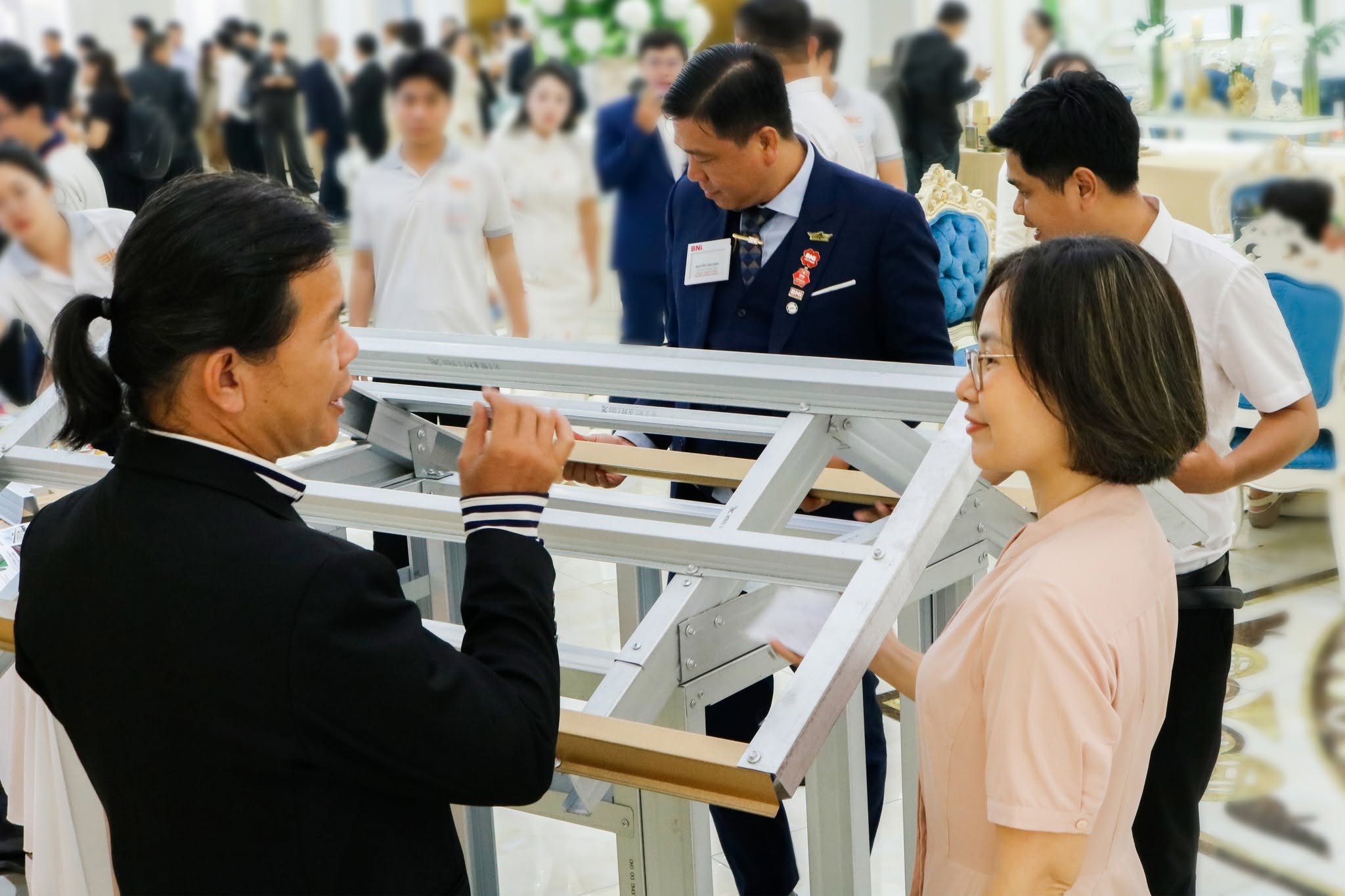 Chị Hoàng Thị Nhung -CEO BIC GROUP giới thiệu khung kèo thép VNTRUSS